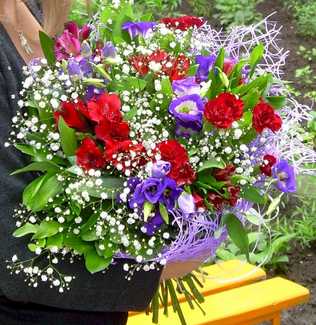 Russian girls are no different than other girls when it comes to receiving gifts, and especially beautiful floral bouquets.